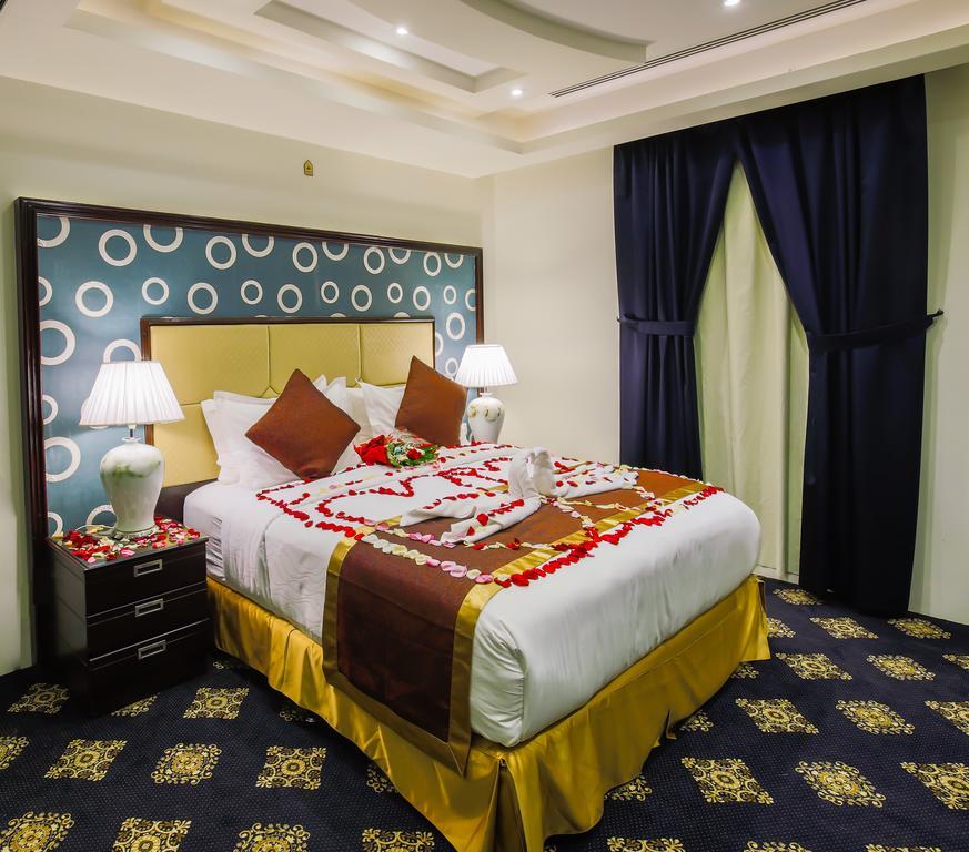 Rest Night Serviced Apartments- Alhamra Эр-Рияд Экстерьер фото A bedroom in a hotel