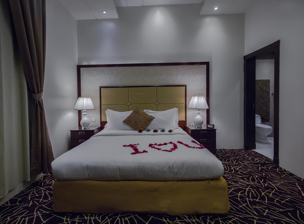 Rest Night Serviced Apartments- Alhamra Эр-Рияд Экстерьер фото A bedroom in the hotel