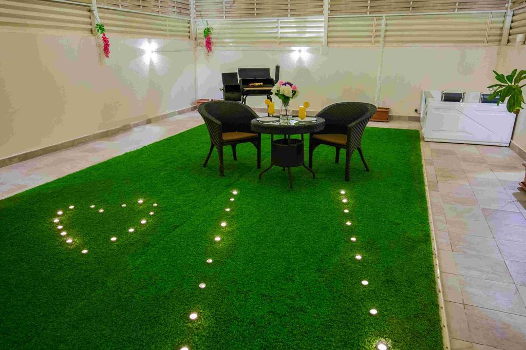 Rest Night Serviced Apartments- Alhamra Эр-Рияд Экстерьер фото Artificial grass in a home
